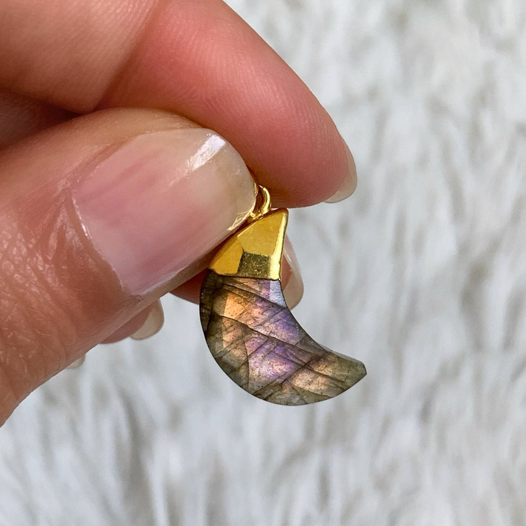 Labradorit Mond Anhänger mit vergoldeter 925 Silberöse - SoulGlow - Anhänger mit Öse, balance, Goldkette