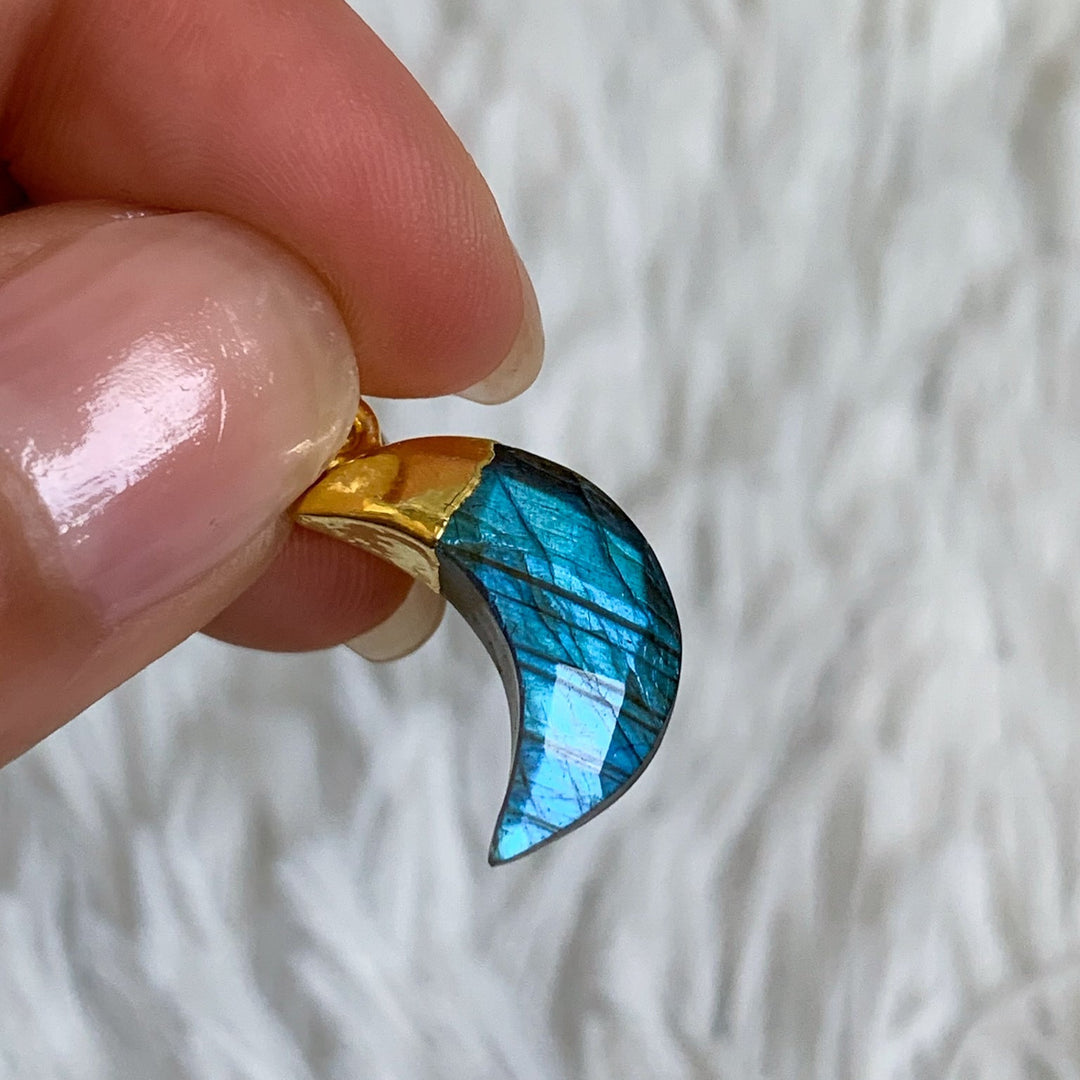 Labradorit Mond Anhänger mit vergoldeter 925 Silberöse - SoulGlow - Anhänger mit Öse, balance, Goldkette