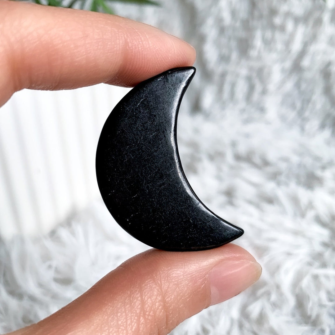 Schungit Mond Anhänger - SoulGlow - balance, Gebohrter Anhänger, mond anhänger