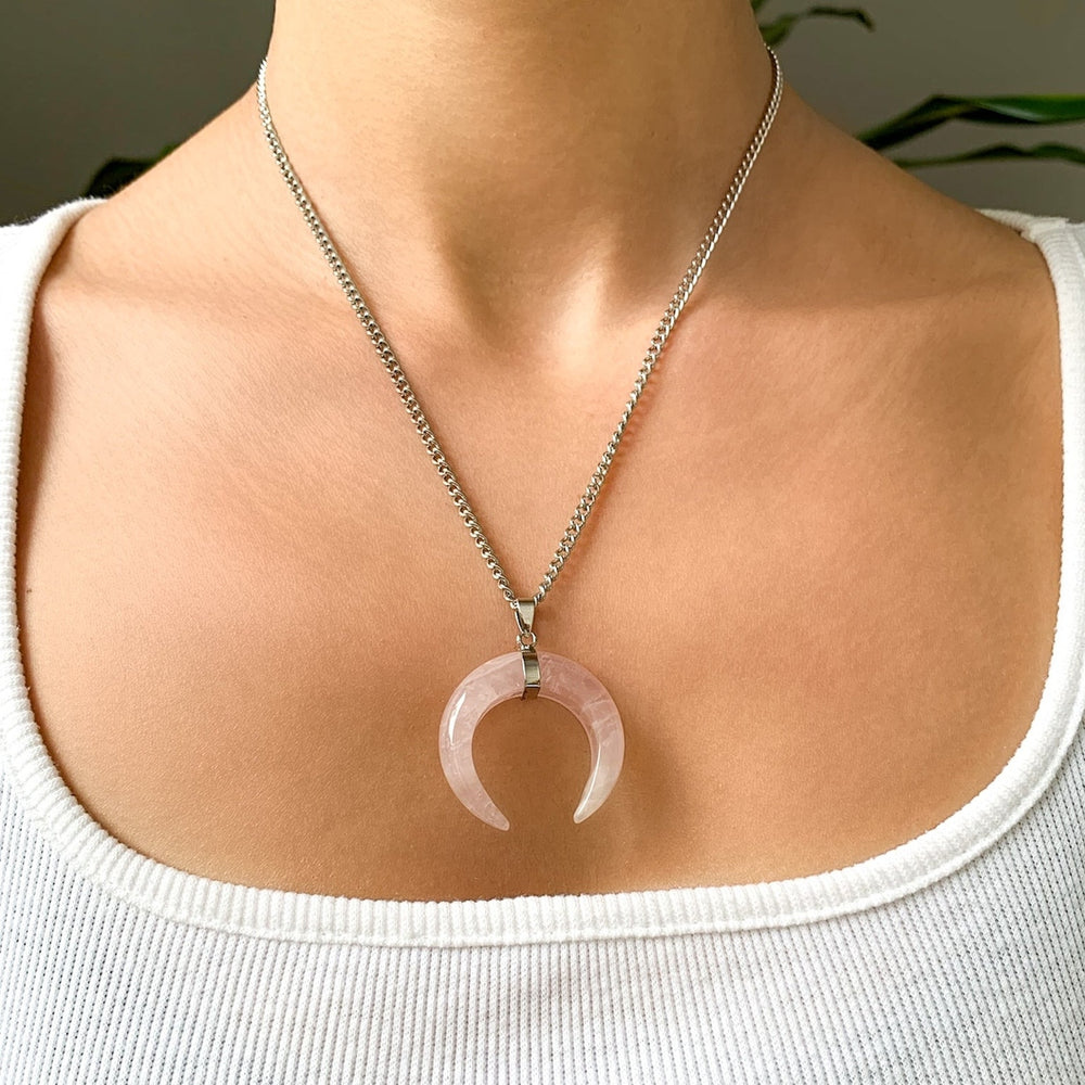 Umgekehrter Rosenquarz Mond Anhänger - SoulGlow - Anhänger mit Öse, balance, Liebe