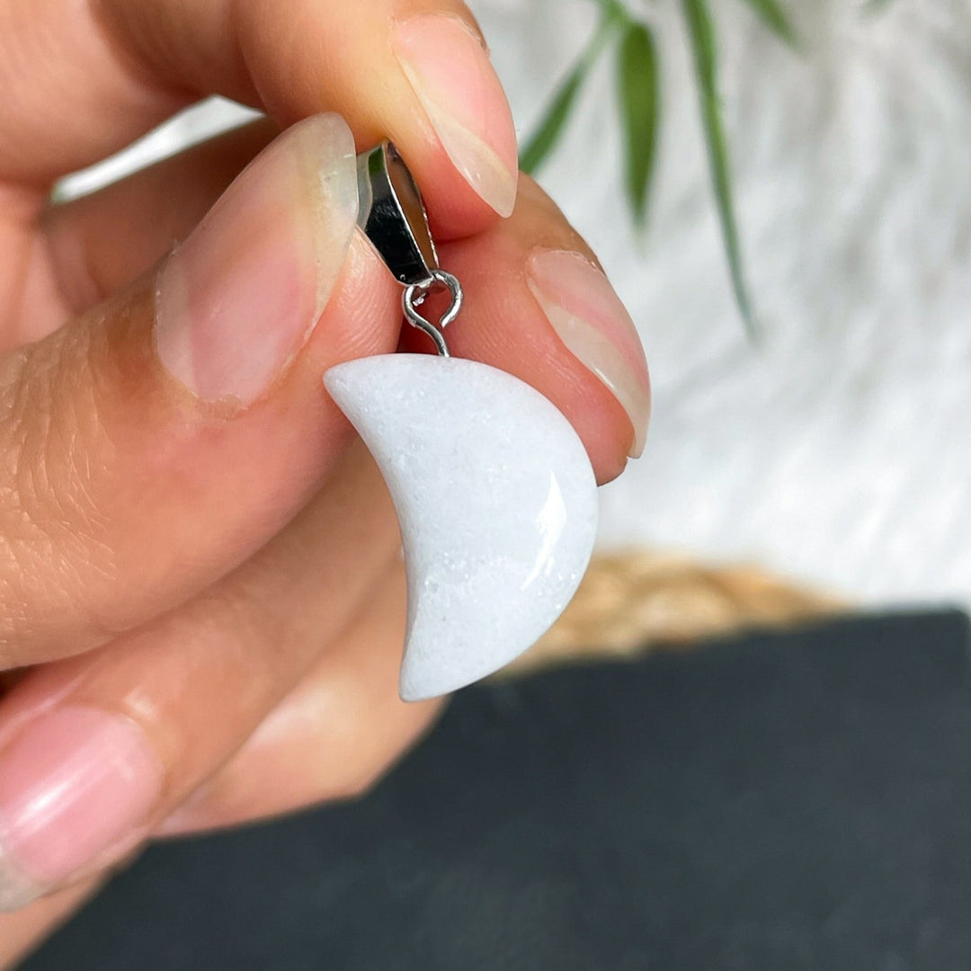 Weiße Jade Mond Anhänger - SoulGlow - Anhänger mit Öse, balance, Fülle