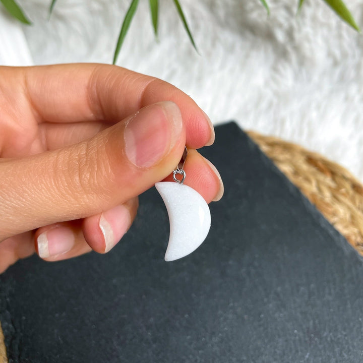 Weiße Jade Mond Anhänger - SoulGlow - Anhänger mit Öse, balance, Fülle