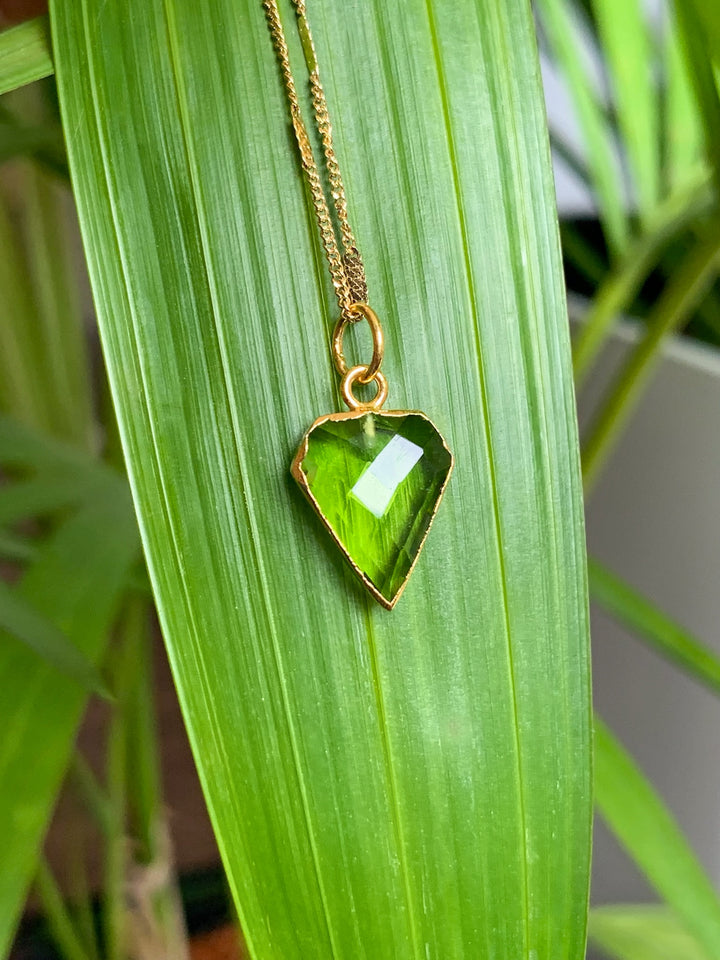Peridot Anhänger Diamantform - versilbert oder vergoldet