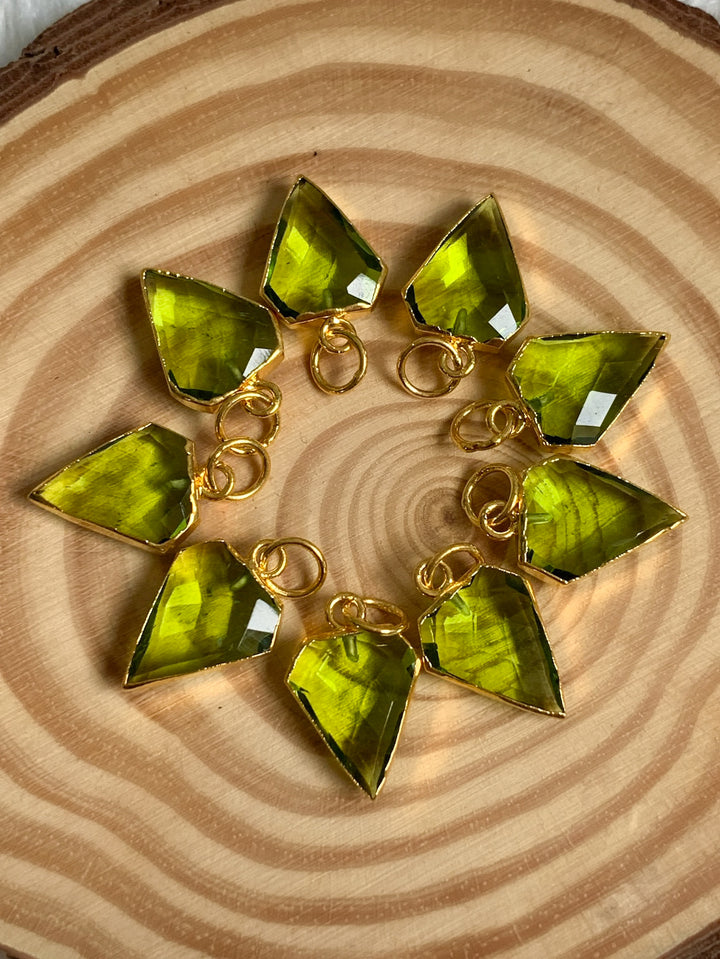 Peridot Anhänger Diamantform - versilbert oder vergoldet