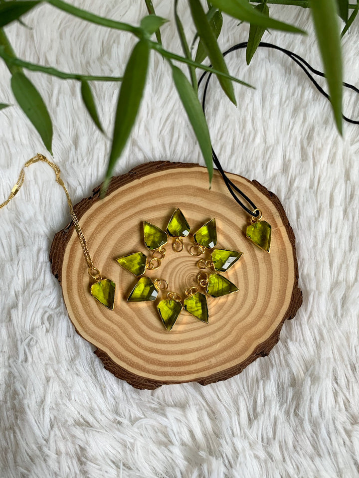 Peridot Anhänger Diamantform - versilbert oder vergoldet