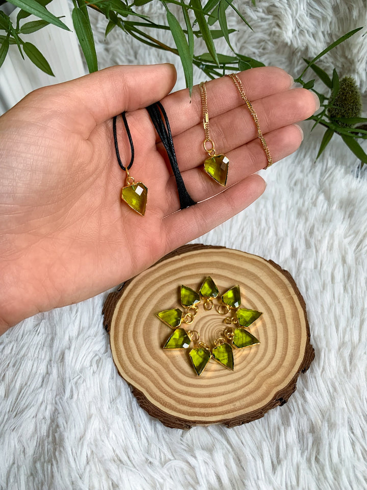 Peridot Anhänger Diamantform - versilbert oder vergoldet
