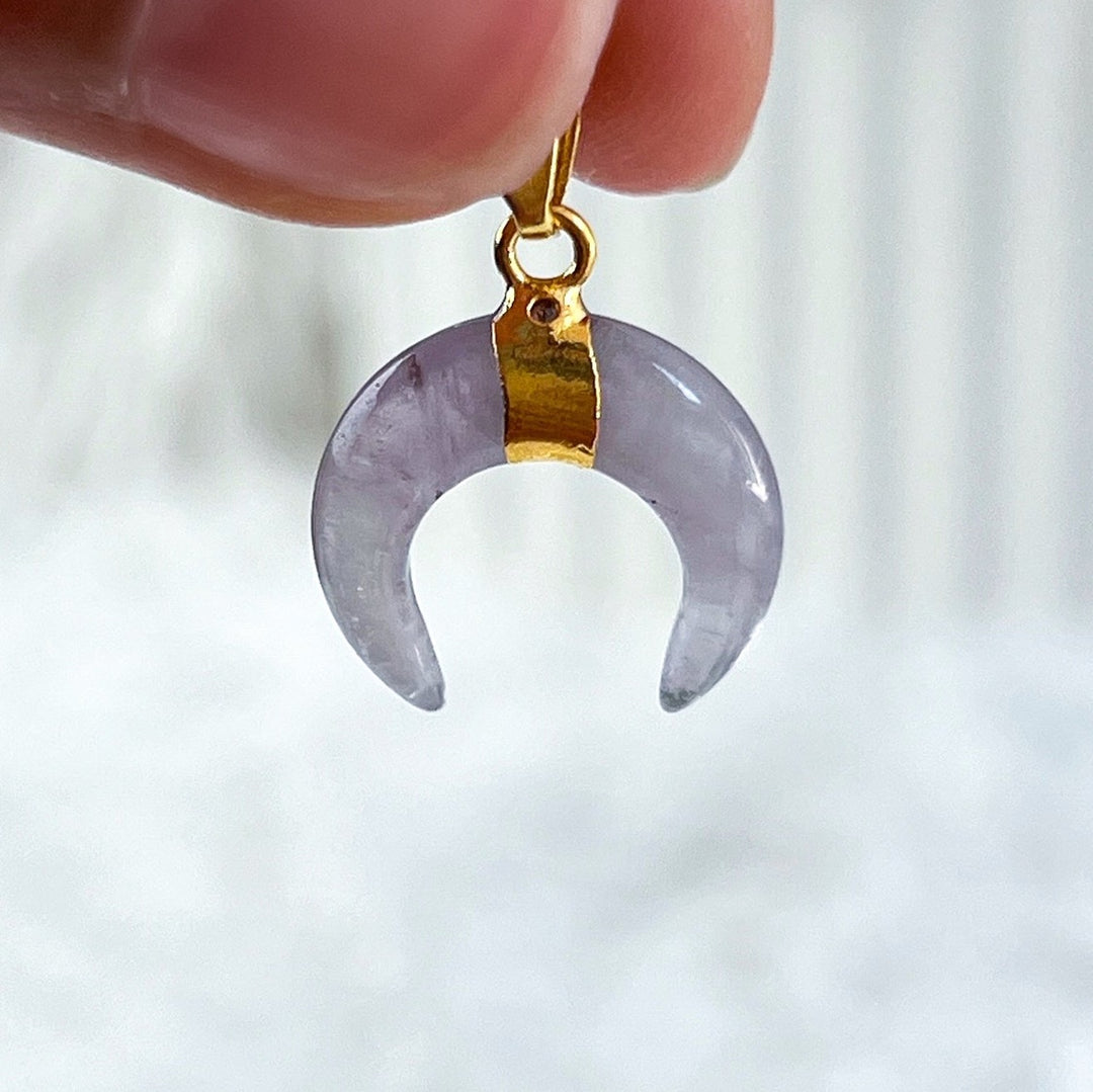 Amethyst Mond Anhänger mit vergoldeter Öse - SoulGlow - Amethyst, Anhänger mit Öse, balance