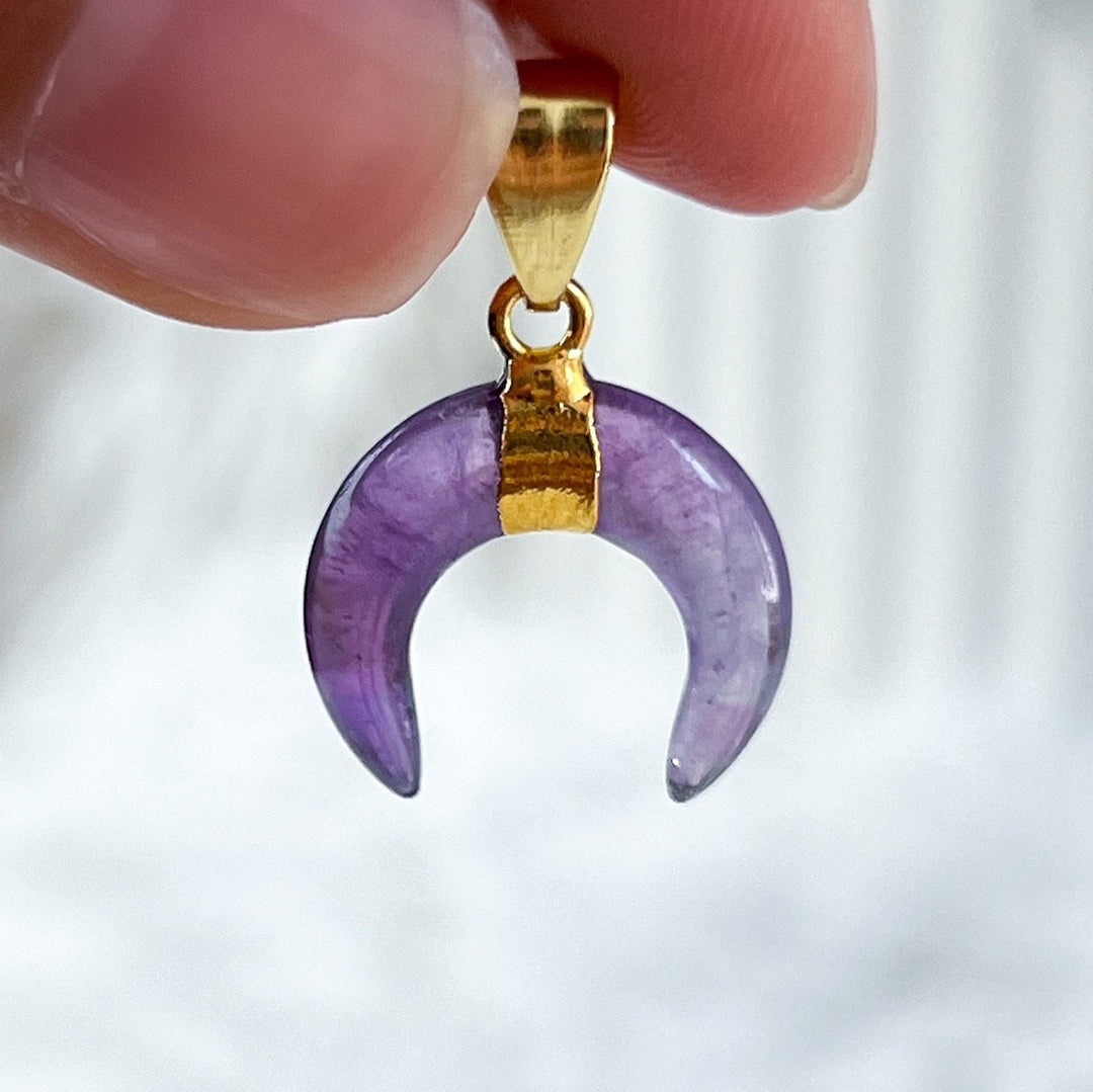 Amethyst Mond Anhänger mit vergoldeter Öse - SoulGlow - Amethyst, Anhänger mit Öse, balance