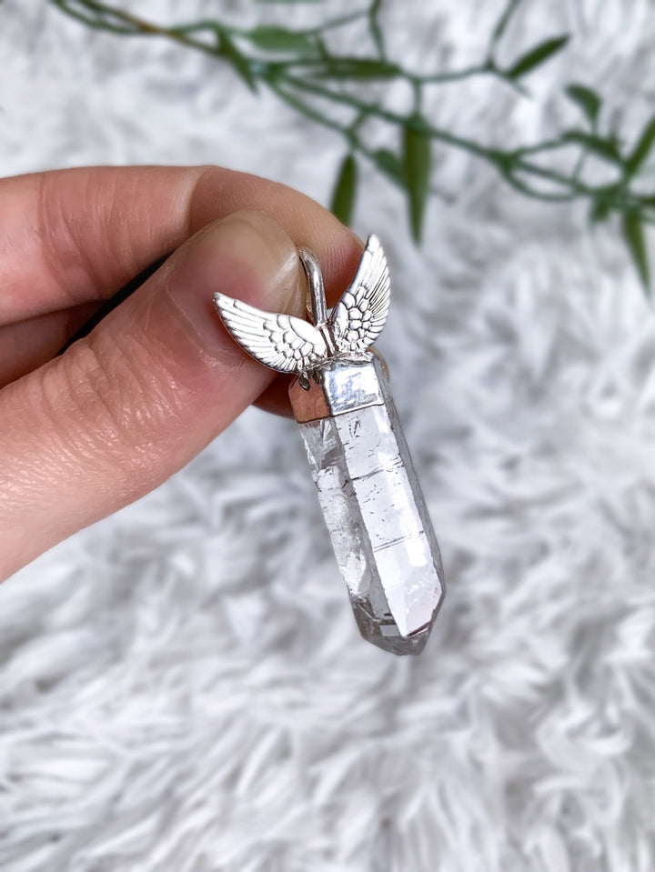 Bergkristall Anhänger mit Engelsflügeln - SoulGlow - 925er Silber, Anhänger mit Öse, Antrieb