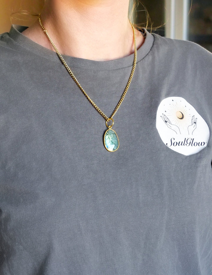 Goldener Labradorit Anhänger - SoulGlow - Anhänger mit Öse, balance, blau