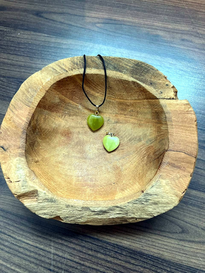 Jade Serpentin Herz Anhänger mit goldener Öse in einer Holzschale