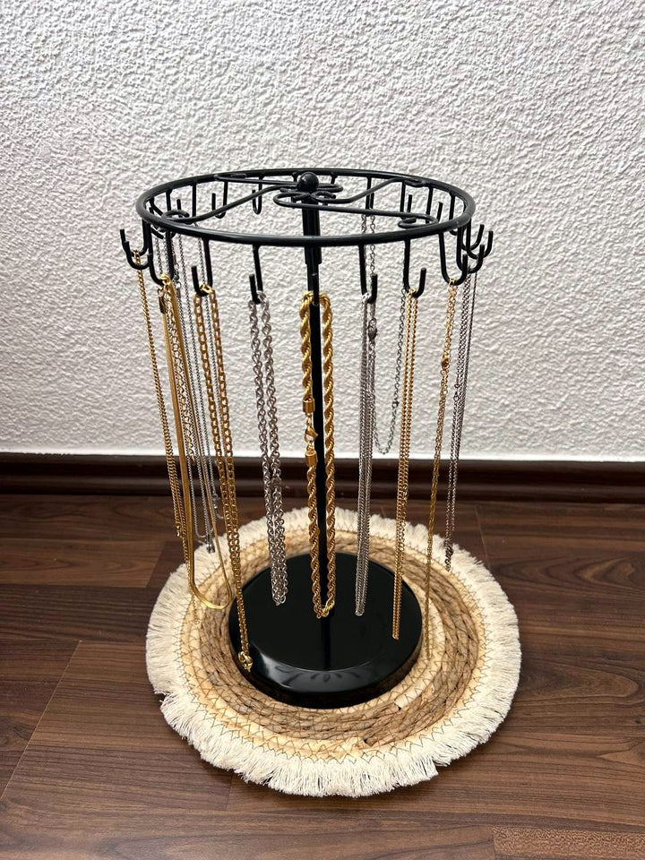 Kettenkarussell aus schwarzem Metall mit Haken für Ketten, weitere Ansicht