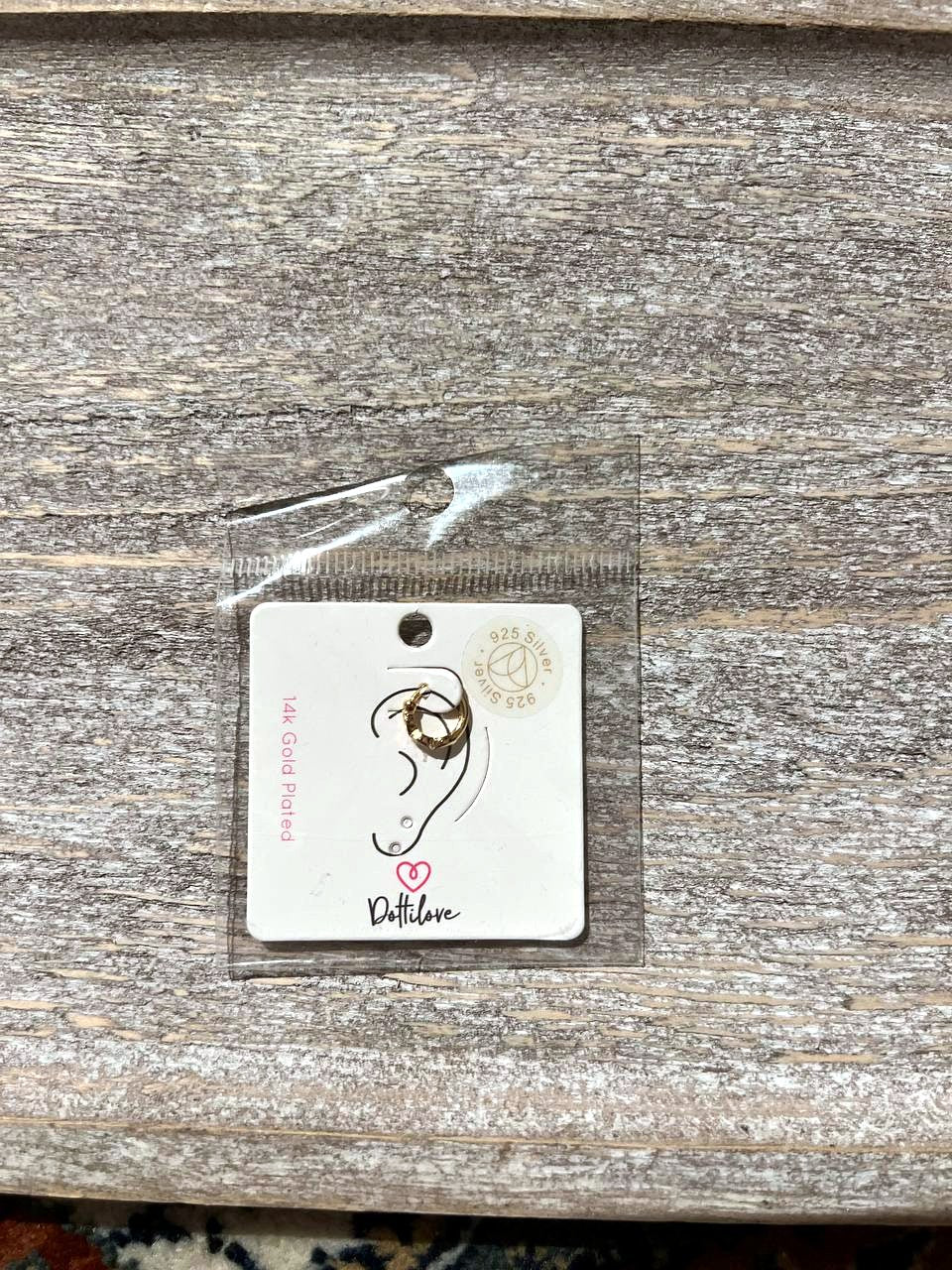 Einzelne Mini-Creole aus 925 Silber, vergoldet, auf der Originalkarte