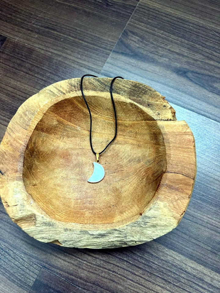 Friedensachat Mond Anhänger mit goldener Öse in einer Holzschale
