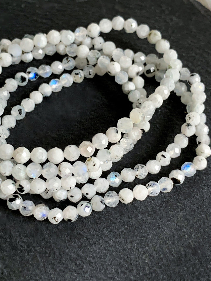 Mondstein Armband mit Blauschimmer | facettiert - SoulGlow - Armband, balance, facettiert