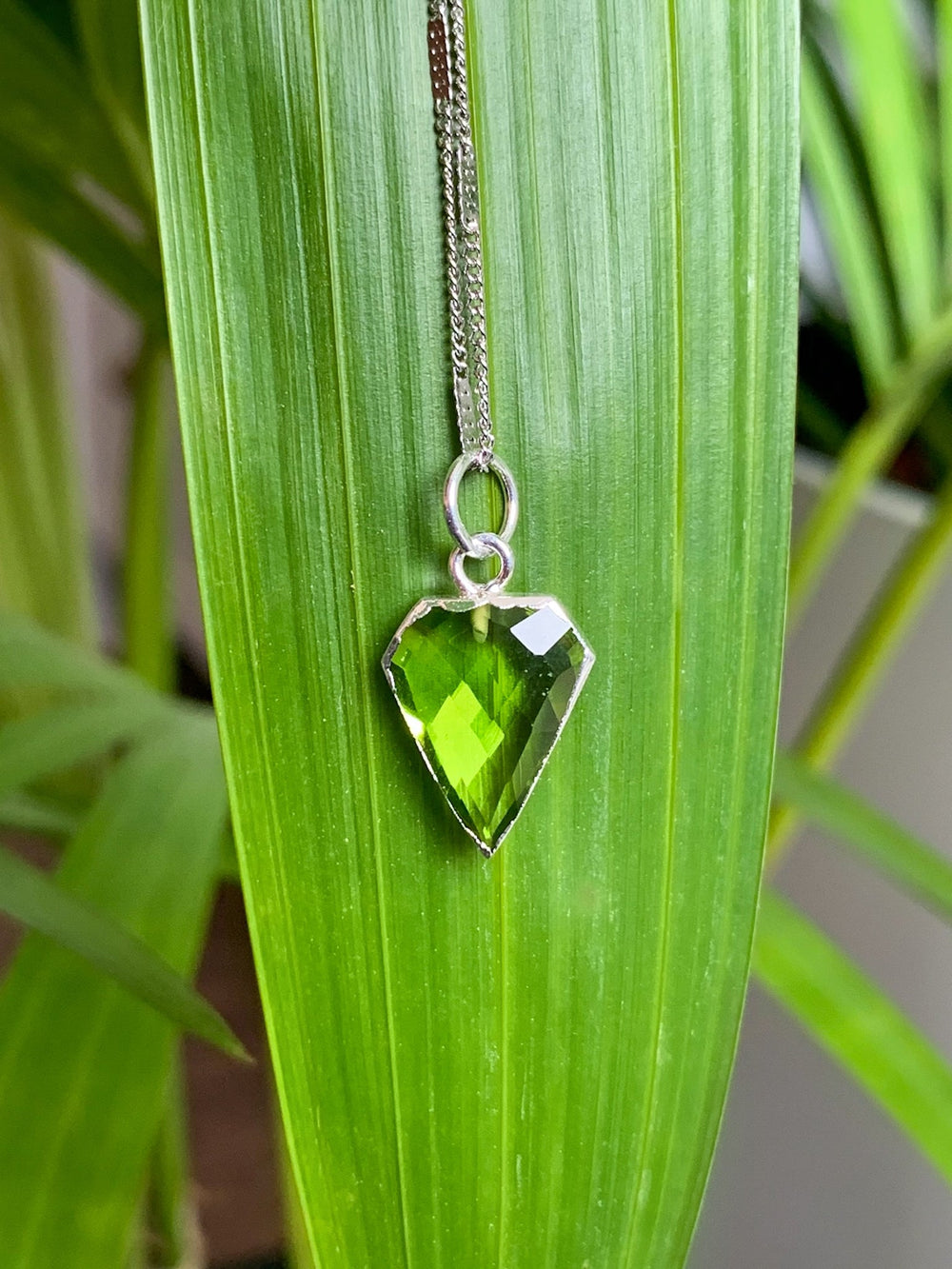 Peridot Anhänger Diamantform - versilbert oder vergoldet - SoulGlow - Anhänger mit Öse, balance, Energie