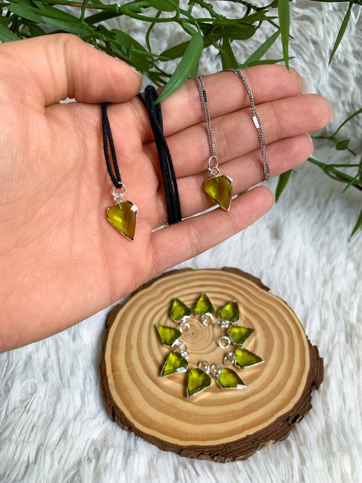 Peridot Anhänger Diamantform - versilbert oder vergoldet - SoulGlow - Anhänger mit Öse, balance, Energie