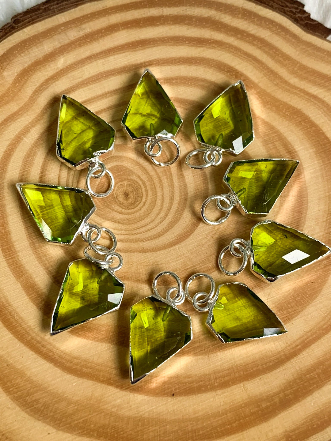 Peridot Anhänger Diamantform - versilbert oder vergoldet - SoulGlow - Anhänger mit Öse, balance, Energie