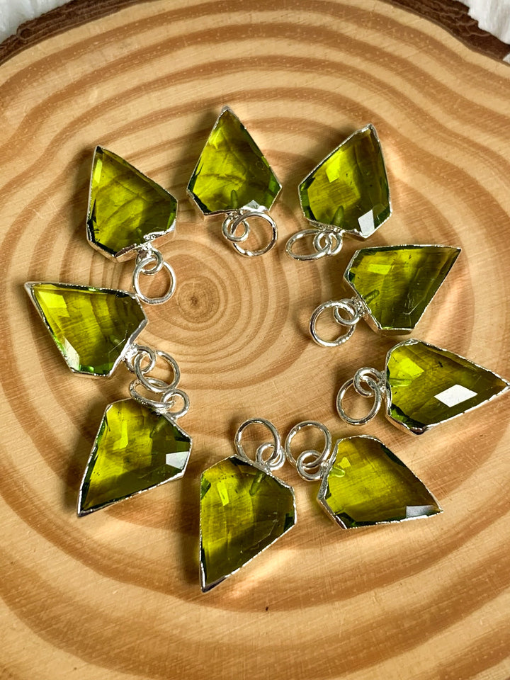 Peridot Anhänger Diamantform - versilbert oder vergoldet - SoulGlow - Anhänger mit Öse, balance, Energie