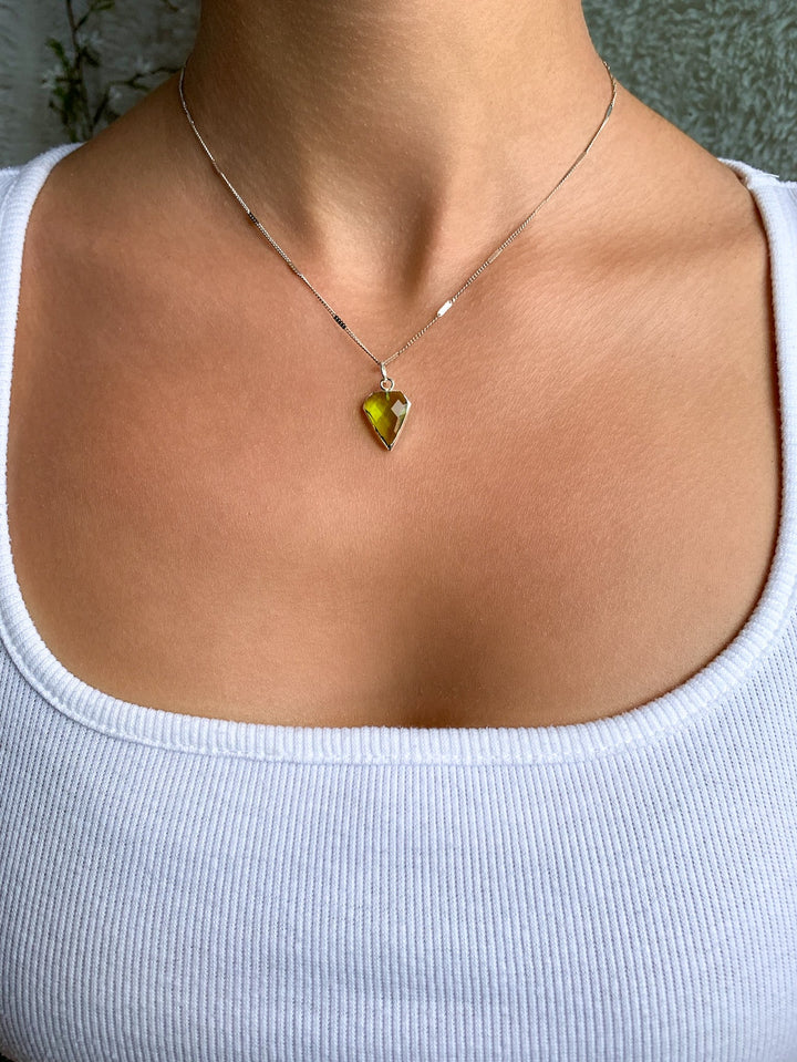 Peridot Anhänger Diamantform - versilbert oder vergoldet - SoulGlow - Anhänger mit Öse, balance, Energie