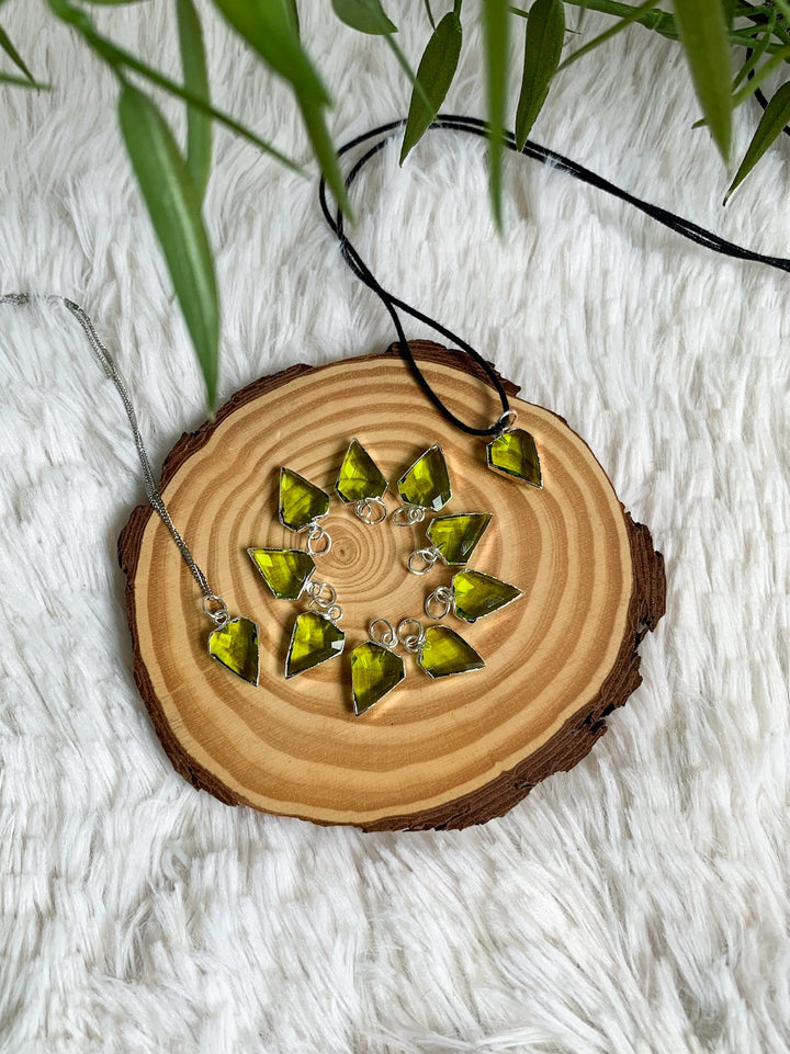 Peridot Anhänger Diamantform - versilbert oder vergoldet - SoulGlow - Anhänger mit Öse, balance, Energie