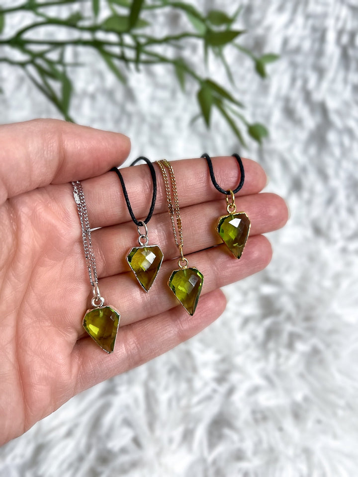 Peridot Anhänger Diamantform - versilbert oder vergoldet - SoulGlow - Anhänger mit Öse, balance, Energie