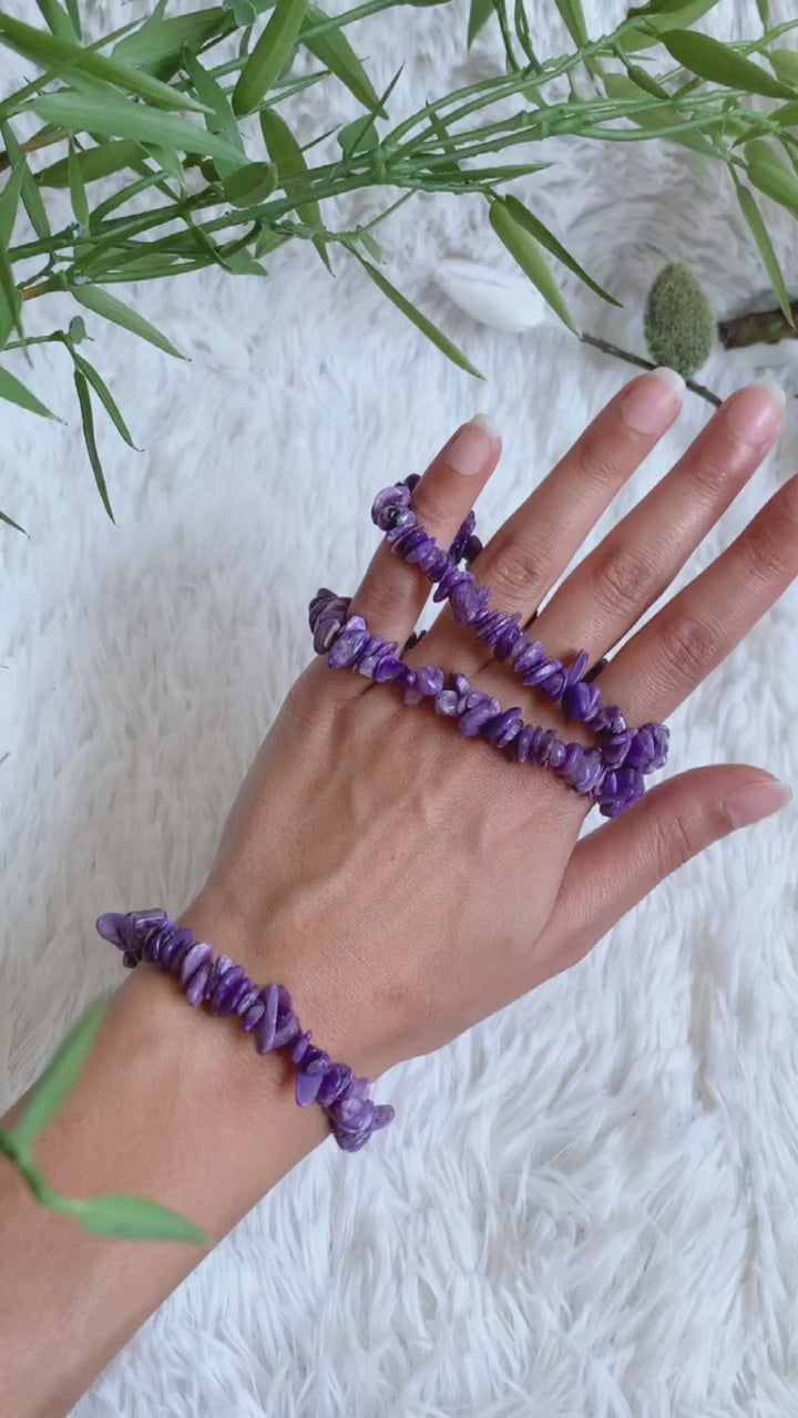 Der Charoit, Edelstein Armband in seinen unterschiedlichen Farbtönen und Formen hier im Video Beispiel.