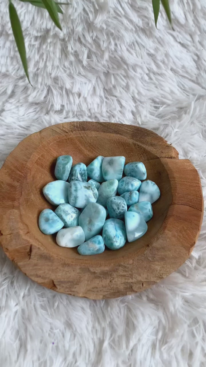 Der Larimar Edelstein in seinen unterschiedlichen Farbtönen und Formen hier im Video Beispiel.