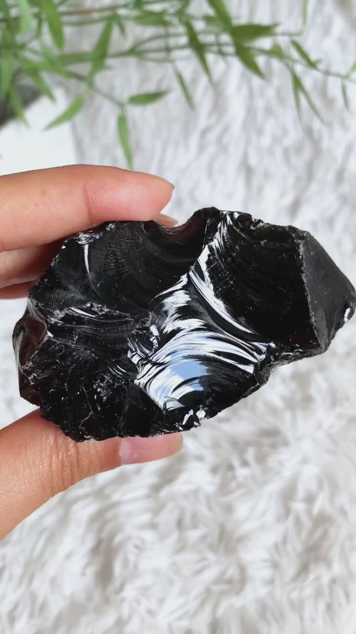 Beispiel eines Obsidian Edelsteins in verschiedenen Farbtönen und Formen.  Hier im Video.