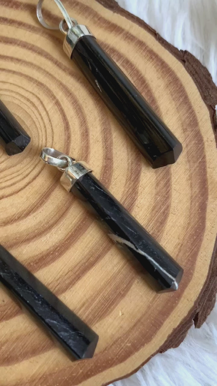 Schwarze Turmalin Spitze mit Silberkappe