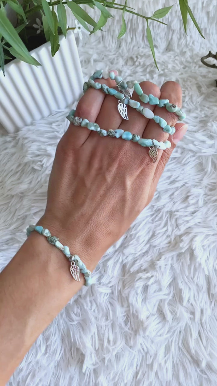 Der Larimar Armband mit einem silbernen Flügel in seinen unterschiedlichen Farbtönen und Formen hier im Video Beispiel
