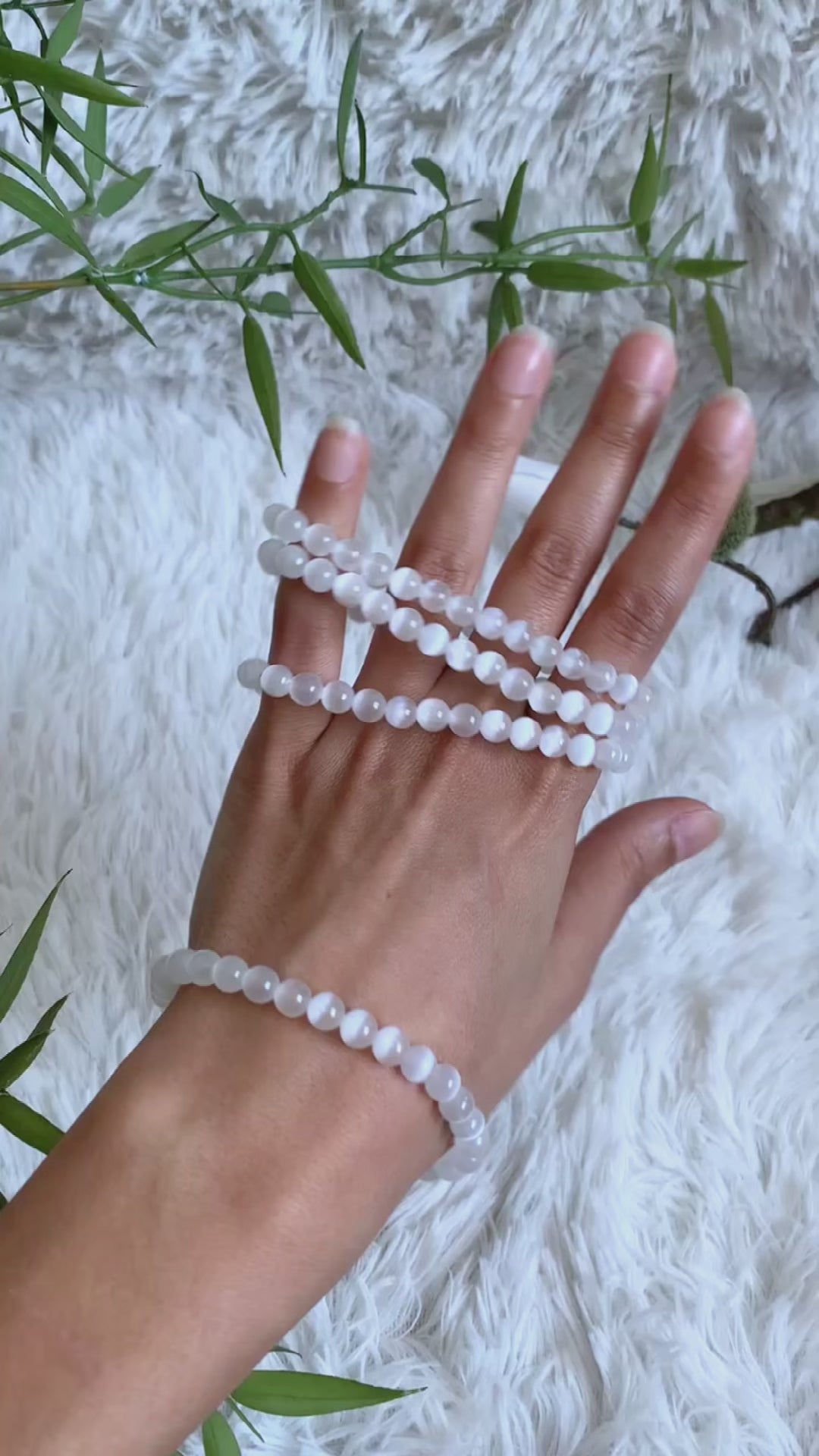 Der Selenit Kugelarmband in seinen unterschiedlichen Farbtönen und Formen hier im Video Beispiel.