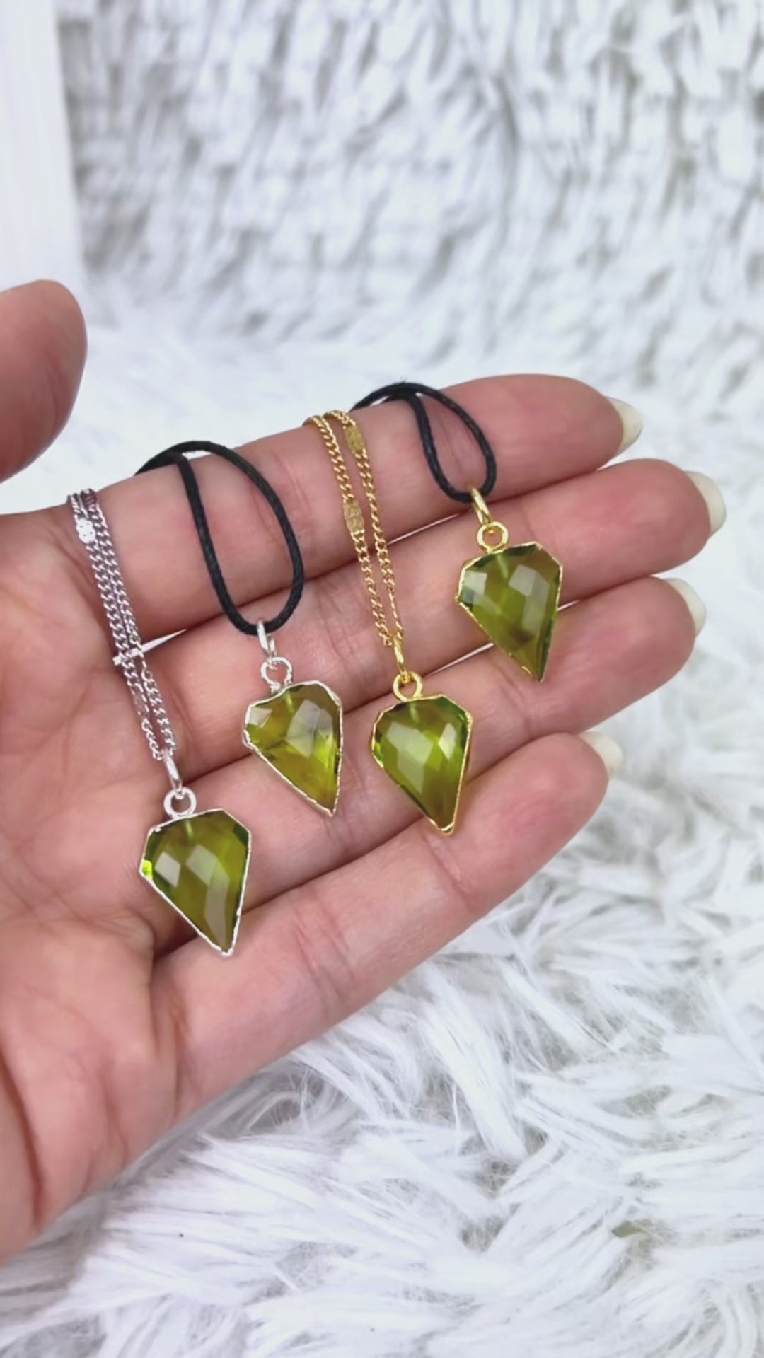 Peridot Anhänger Diamantform - versilbert oder vergoldet
