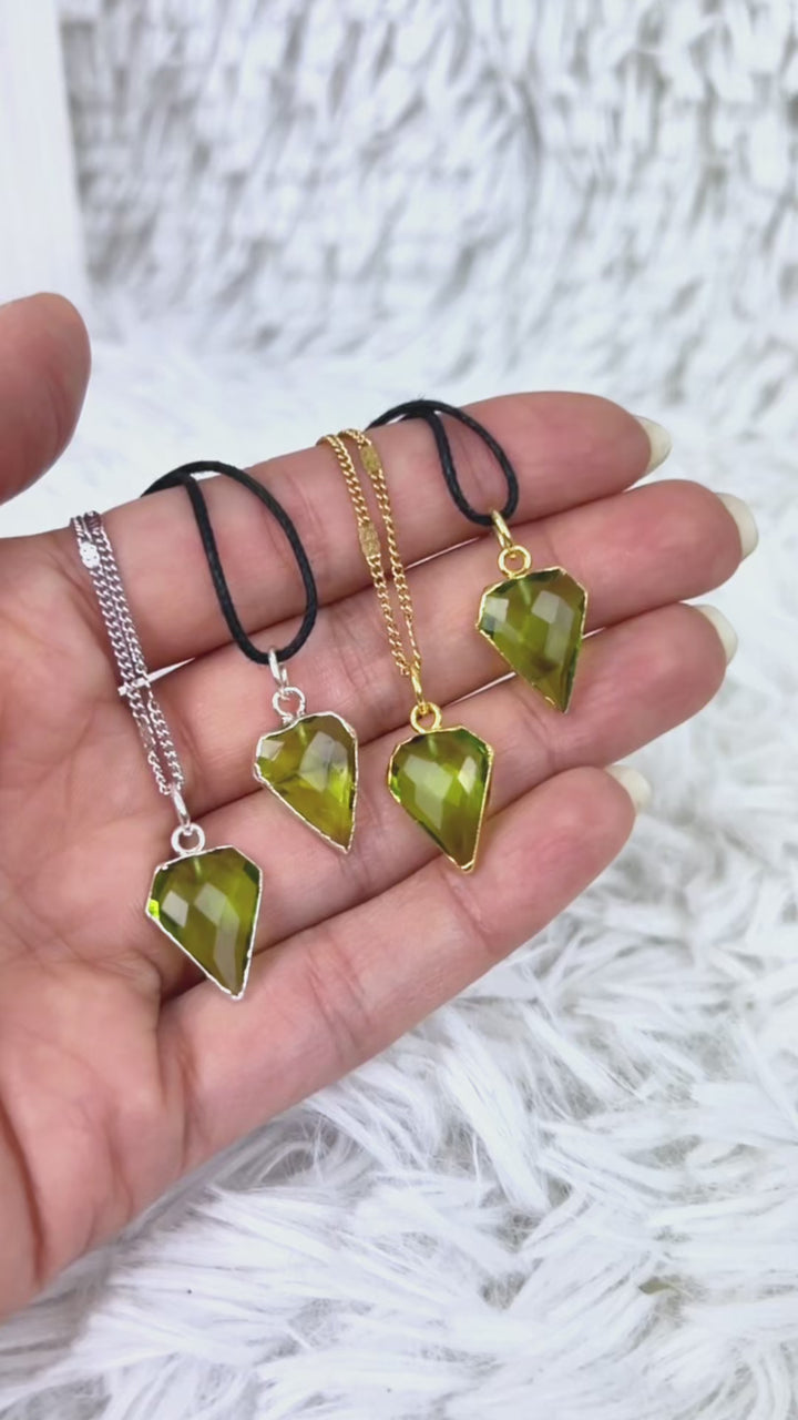 Peridot Anhänger Diamantform - versilbert oder vergoldet