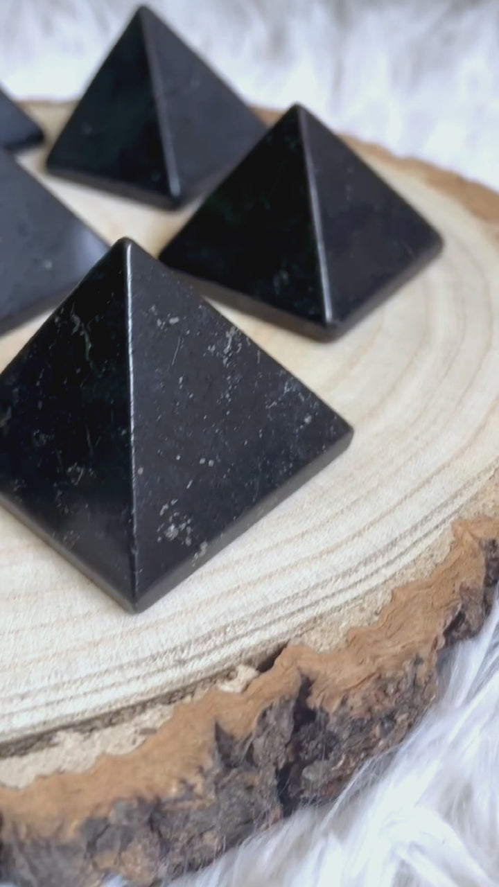Schungit Pyramide