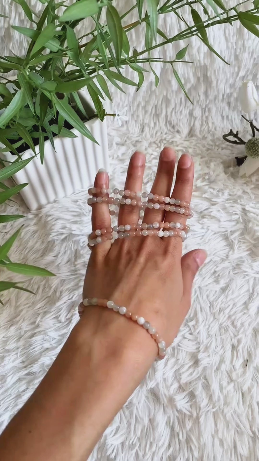 Der Mondstein, Kugelarmband mit bunten Steinen in seinen unterschiedlichen Farbtönen und Formen hier im Video Beispiel.
