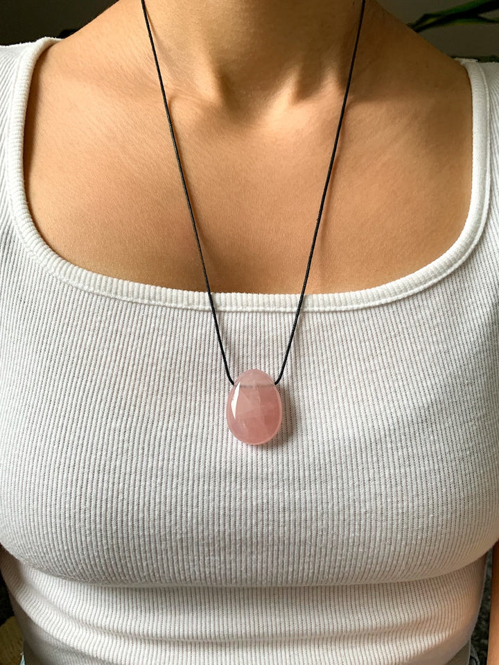 Rosenquarz Anhänger Oval - SoulGlow - Anhänger, balance, Baumwollband
