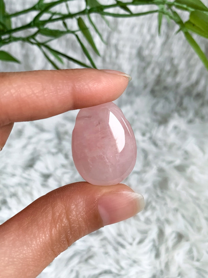 Rosenquarz Anhänger Oval - SoulGlow - Anhänger, balance, Baumwollband
