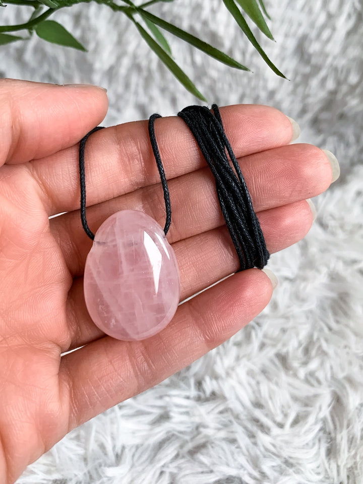 Rosenquarz Anhänger Oval - SoulGlow - Anhänger, balance, Baumwollband