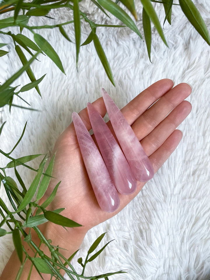 Rosenquarz Massagestab, Griffel - SoulGlow - Aura, balance, geschliffene Form
