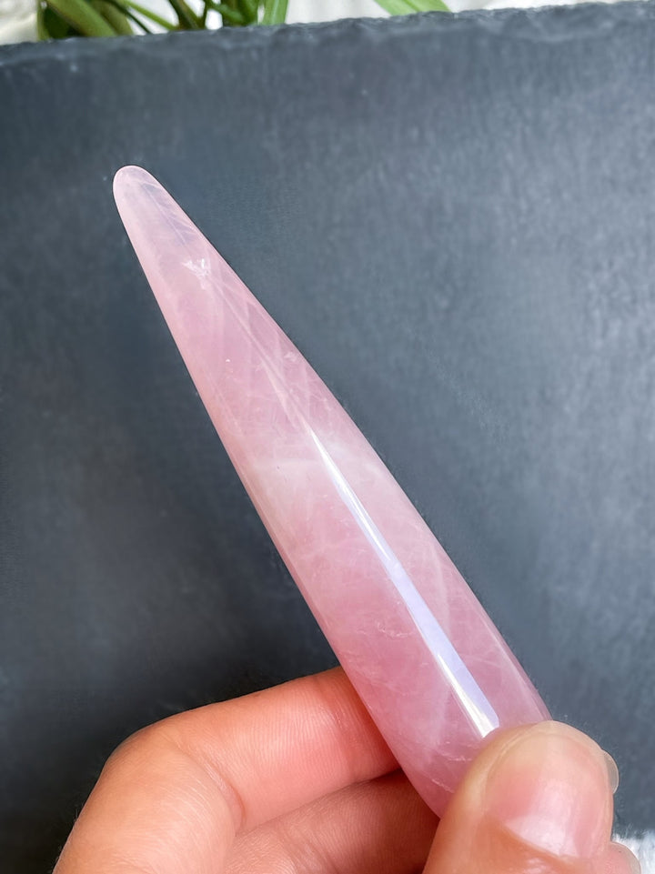 Rosenquarz Massagestab, Griffel - SoulGlow - Aura, balance, geschliffene Form