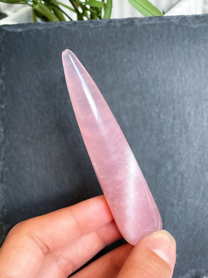 Rosenquarz Massagestab, Griffel - SoulGlow - Aura, balance, geschliffene Form