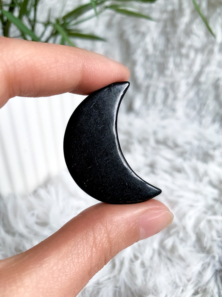 Schungit Mond Anhänger - SoulGlow - balance, Gebohrter Anhänger, mond anhänger