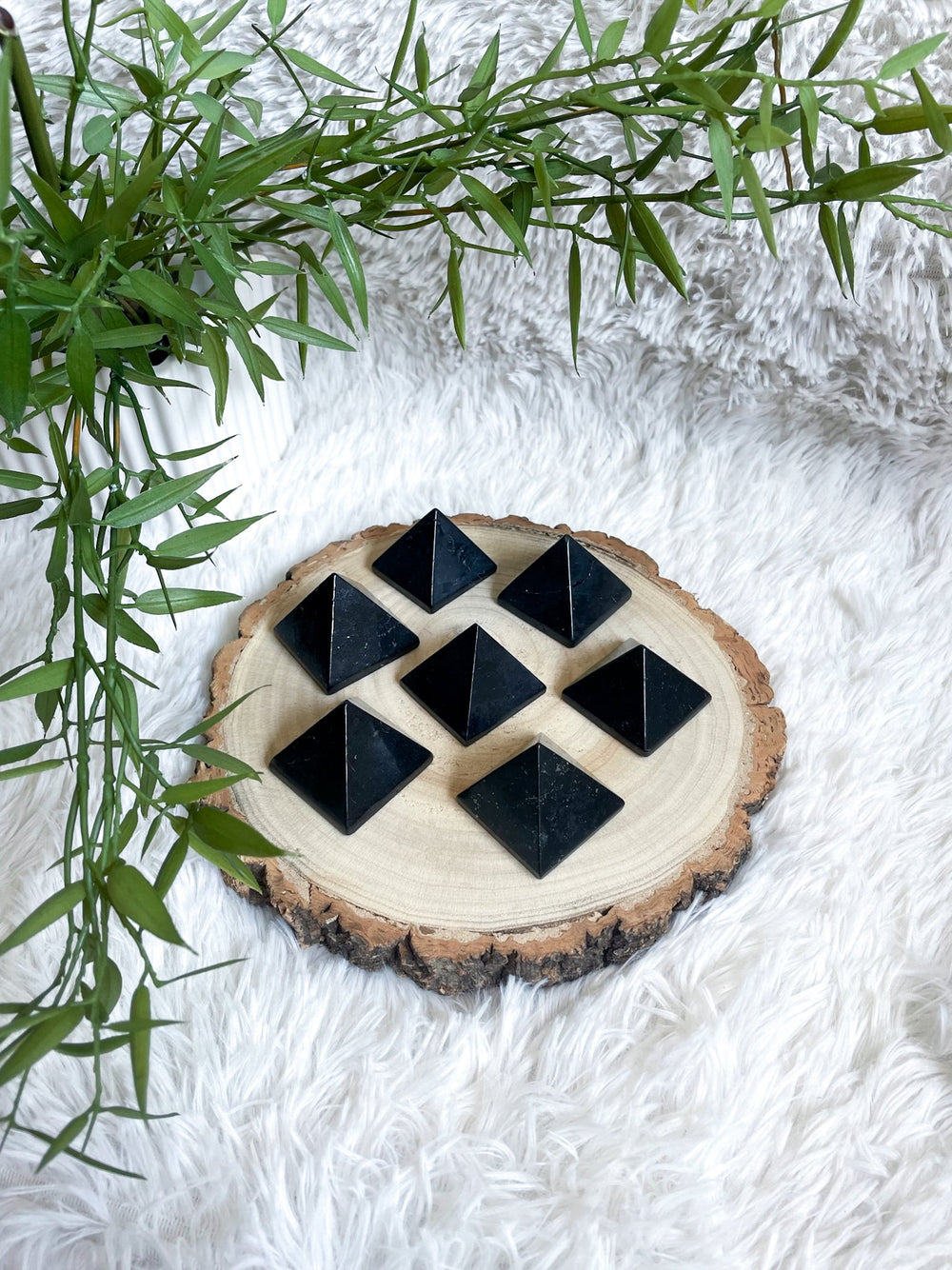 Schungit Pyramide - SoulGlow - balance, geschliffene Form, Kristall