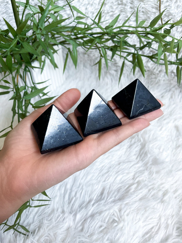 Schungit Pyramide - SoulGlow - balance, geschliffene Form, Kristall