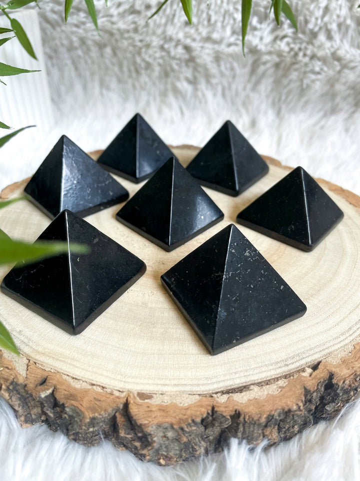Schungit Pyramide - SoulGlow - balance, geschliffene Form, Kristall