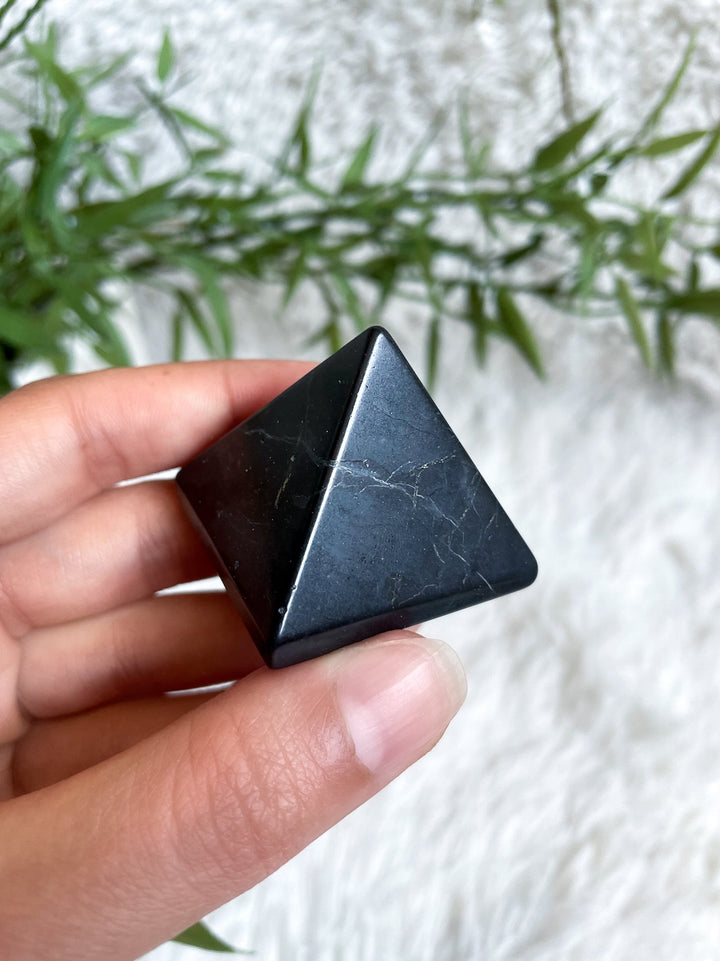 Schungit Pyramide - SoulGlow - balance, geschliffene Form, Kristall