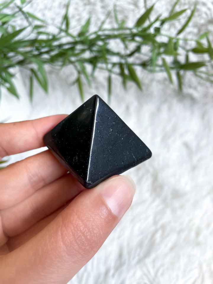Schungit Pyramide - SoulGlow - balance, geschliffene Form, Kristall