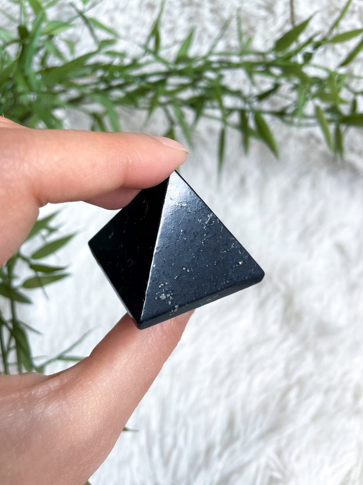 Schungit Pyramide - SoulGlow - balance, geschliffene Form, Kristall