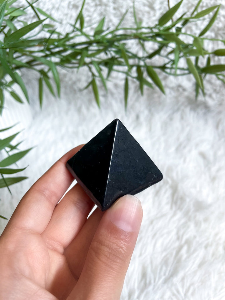 Schungit Pyramide - SoulGlow - balance, geschliffene Form, Kristall